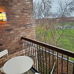 Stunning 2 Bed Appt With Parking 5 Mins J42 M6