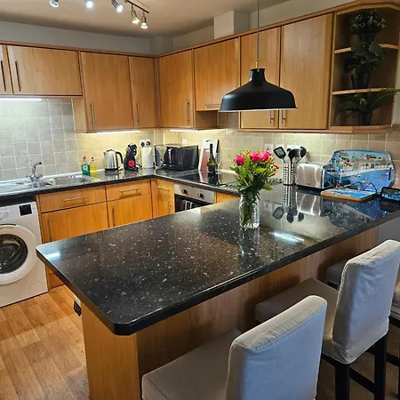 Stunning 2 Bed Appt With Parking 5 Mins J42 M6 شقة *