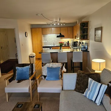 Stunning 2 Bed Appt With Parking 5 Mins J42 M6 *