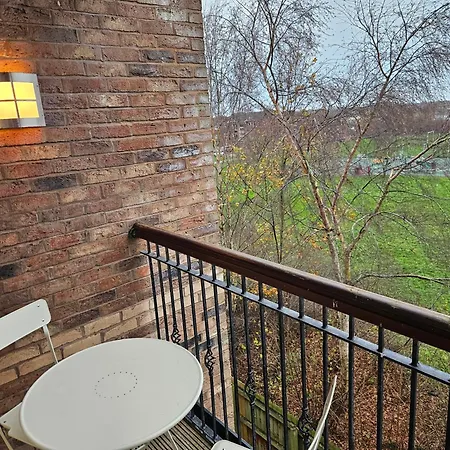 Stunning 2 Bed Appt With Parking 5 Mins J42 M6